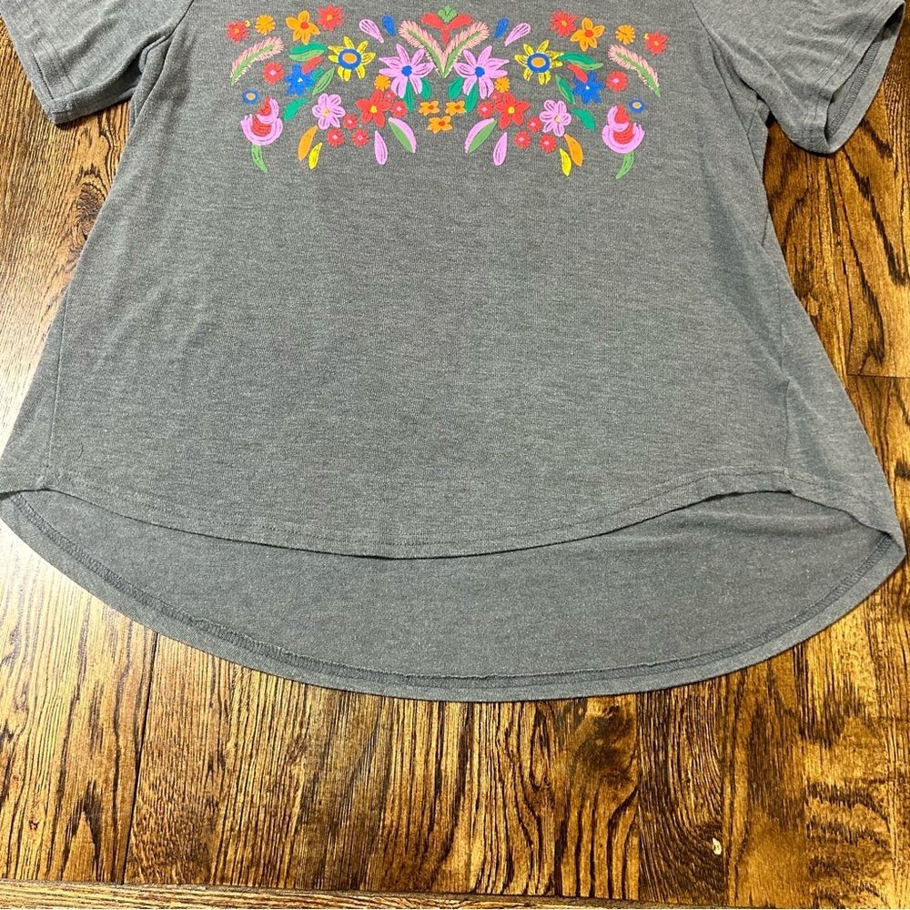 Amaryllis Gray Tee Colorful Floral Print Hi-Lo T-shirt Size 1x - Picture 4 of 9